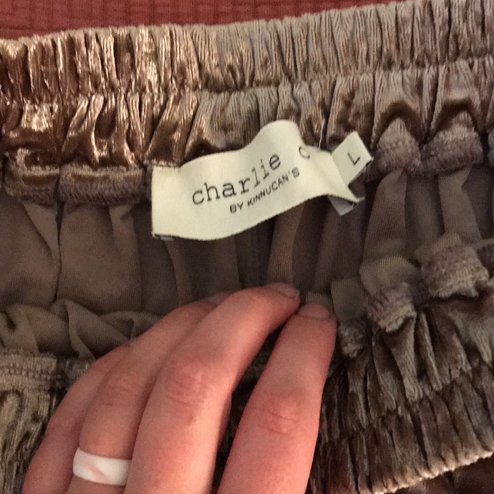 Beautiful velvet circle skirt with pockets - Picture 2 of 3
